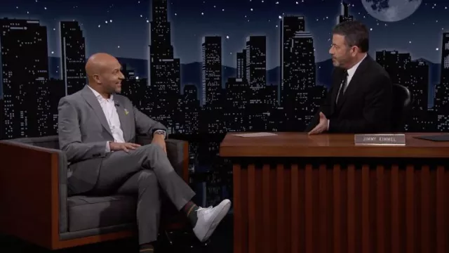 Les baskets blanches portées par Keegan-Michael Key comme on le voit dans Jimmy Kimmel Live! le 7 février 2022