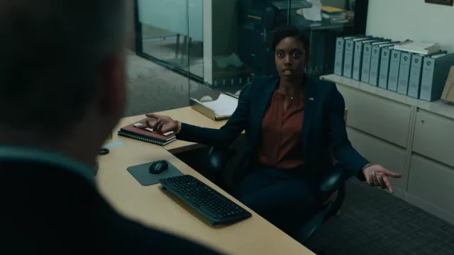 Camisa de blusa marrón usada por Kate Sacker (Condola Rashad) como se ve en el programa de televisión Billions (S06E03)