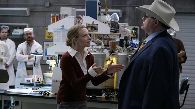 Cardigan worn by Elizabeth Holmes (Amanda Seyfried) as seen in The Dropout Wardrobe (Season 1 Episode 2)