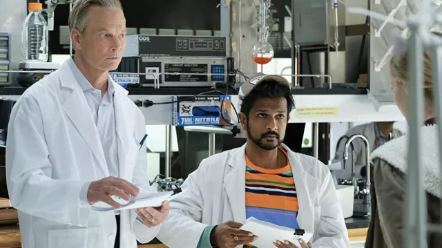 T-shirt rayé orange et bleu porté par Rakesh Madhava (Utkarsh Ambudkar) comme on le voit dans Le Décrochage (S01E01)