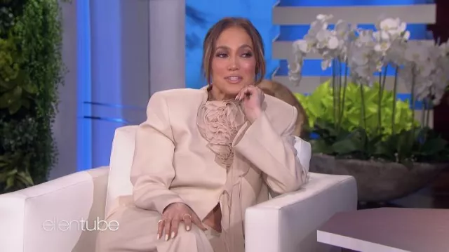 Neck Tie Veste et pantalon ensemble porté par Jennifer Lopez comme on le voit dans Le Ellen DeGeneres Show le 9 février 2022