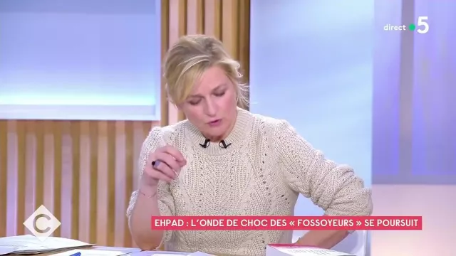 Le pull de Anne-Élisabeth Lemoine dans l'émission C à Vous du 15/02/2022