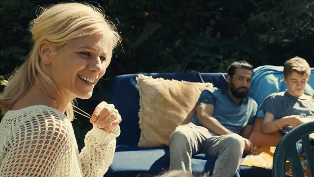 Le top à manches longues ajouré porté par Béatrice (Marina Foïs) dans le film Ils sont vivants