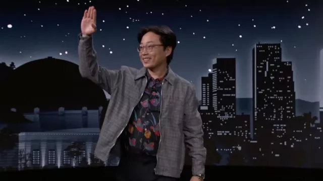 Veste Harrington à carreaux gris portée par Jimmy O. Yang comme on le voit dans Jimmy Kimmel Live! sur février 28, 2022