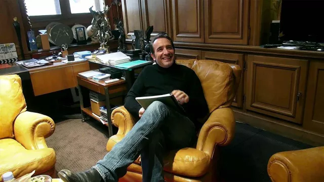 The black turtleneck sweater worn by Jean Dujardin in the film Turning for Life