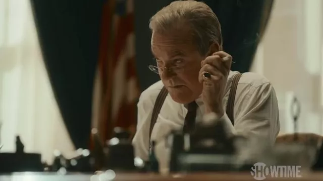 Bague en pierre noire portée par Franklin D. Roosevelt (Kiefer Sutherland) telle que vue dans les tenues de la série télévisée The First Lady (saison 1)
