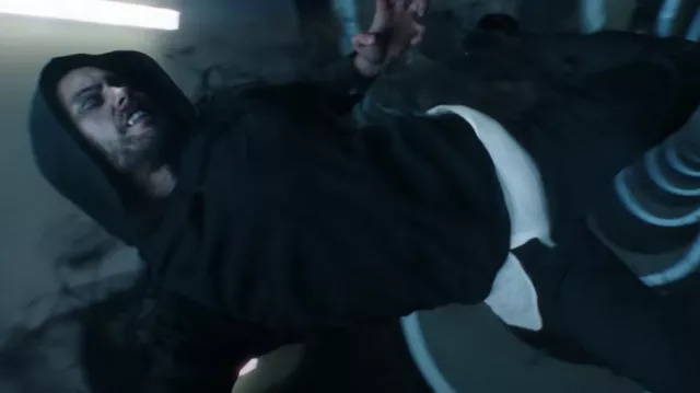 Sweat à capuche noir porté par le Dr Michael Morbius (Jared Leto) vu dans le film Morbius