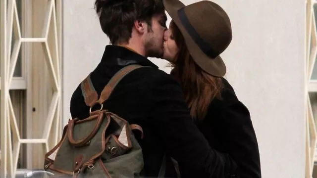 Sac à dos porté par Andrew Garfield embrassant Emma Stone dans la rue