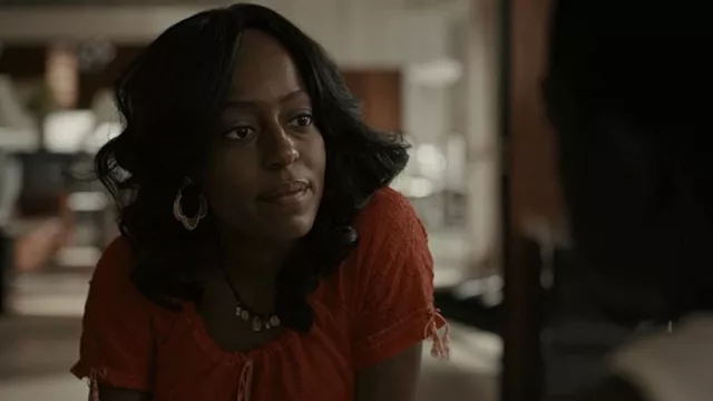 Collar usado por Veronique (Devyn A. Tyler) como se ve en Snowfall Wardrobe (Temporada 5 Episodio 1)