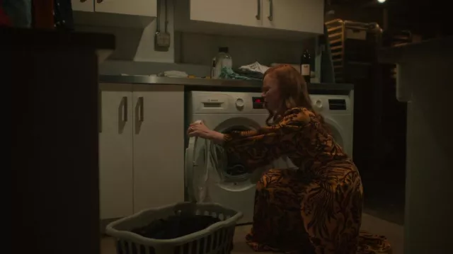 Robe imprimée portée par Dorothy Turner (Lauren Ambrose) vue dans la série télévisée Servant (S03E06)