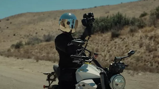 Casque de moto argenté porté par l’officier Reyes (Ryan W. Garcia) comme on le voit dans le film Nope