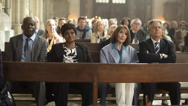 Le manteau lilas porté par Marie Verneuil (Chantal Lauby) dans le film Qu'est-ce qu'on a tous fait au Bon Dieu ?