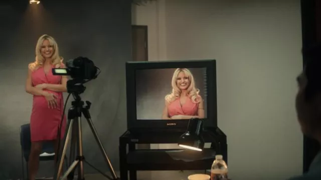 Robe rose portée par Pamela Anderson (Lily James) telle que vue dans les tenues de la série télévisée Pam & Tommy (saison 1 épisode 8)