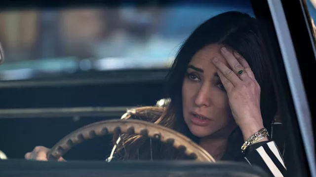Anillo usado por Sam Fox (Pamela Adlon) como se ve en el vestuario de la serie de televisión Better Things (Temporada 5 Episodio 2)