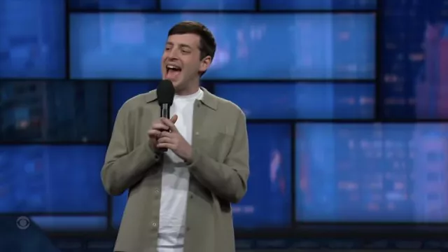 Camisa oversize usada por Alex Edelman como se ve en The Late Show con Stephen Colbert