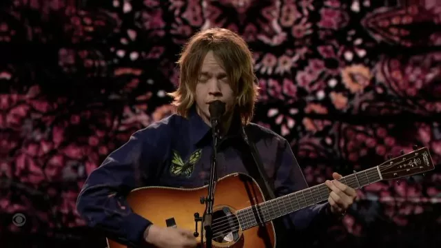 Camisa estampada de mariposa usada por Billy Strings como se ve en The Late Show with Stephen Colbert el 14 de marzo de 2022