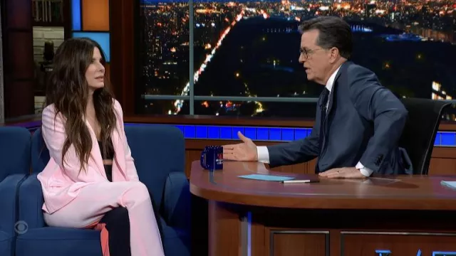 Blazer y pantalones de traje rosa claro usados por Sandra Bullock en The Late Show with Stephen Colbert el 14 de marzo de 2022