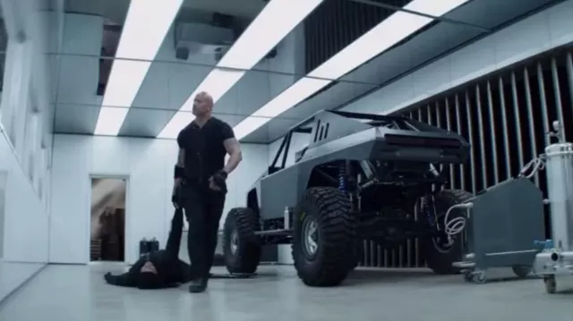 Camisa negra sin mangas usada por Hobbs (Dwayne Johnson) como se ve en los trajes de películas de Fast & Furious Presents: Hobbs & Shaw