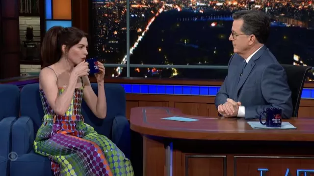 Vestido estampado geométrico multicolor usado por Anne Hathaway como se ve en The Late Show with Stephen Colbert el 15 de marzo de 2022