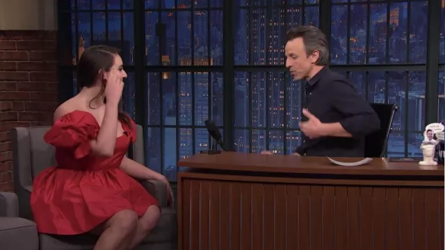 Robe rouge portée par Catherine Cohen vue dans Late Night with Seth Meyers