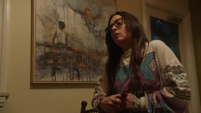 Sudadera gris impresa de Fox Racing usada por Sam Fox (Pamela Adlon) como se ve en los atuendos de la serie de televisión Better Things (Temporada 5 Episodio 4)