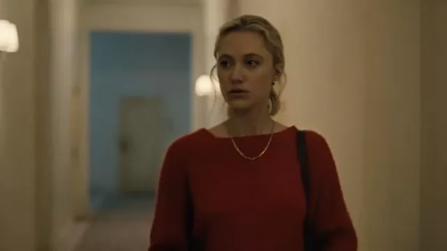 Suéter rojo usado por Julia (Maika Monroe) como se ve en la película Watcher