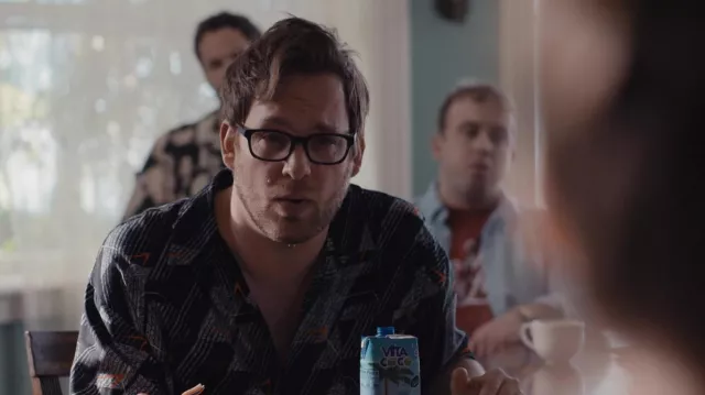 Chemise imprimée portée par Jacob (Theo Stockman) telle que vue dans les tenues de la série télévisée WeCrashed (saison 1 épisode 3)