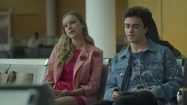 Pink Blazer with Hearts Embroidered worn by Carla Roson (Ester Expósito) as seen in Elite Short Stories: Carla Samuel TV show outfits (Season 1 Episode 1)
