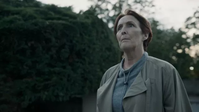 Pull gris porté par Carolyn Martens (Fiona Shaw) tel que vu dans les tenues de la série télévisée Killing Eve (saison 4 épisode 5)