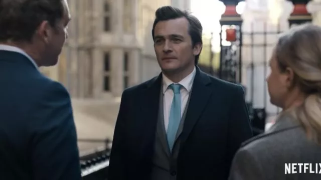 Cravate bleu clair portée par James Whitehouse (Rupert Friend) comme on le voit dans les tenues de la série télévisée Anatomie d’un scandale (saison 1)