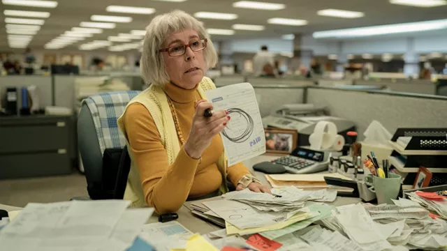 Col roulé jaune moutarde porté par Deirdre Beaubeirdra (Jamie Lee Curtis) vu dans le film Everything Everywhere All at Once