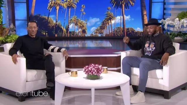 Noir avec un pull à bandes blanches porté par Tyler James Williams comme on le voit dans The Ellen DeGeneres Show