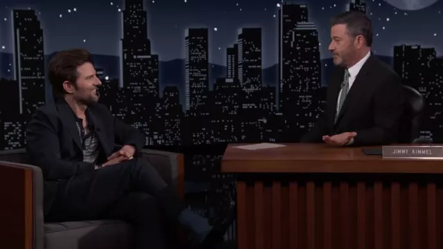 Polo estampado usado por Adam Scott como se ve en Jimmy Kimmel Live!