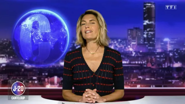 El cárdigan rojo y negro de cuello en V usado por Alessandra Sublet en el programa C'est Canteloup el 21 de marzo de 2022 