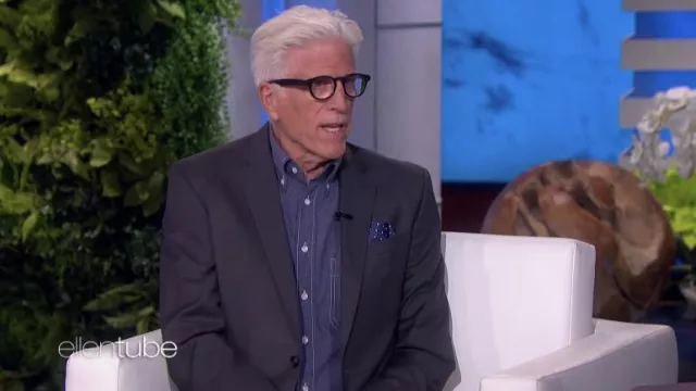 Anteojos usados por Ted Danson como se ve en The Ellen DeGeneres Show el 23 de marzo de 2022