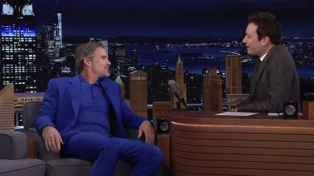 Blazer bleu et pantalon porté par Ethan Hawke dans The Tonight Show Starring Jimmy Fallon le 24 mars 2022