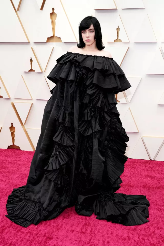 Robe noire Gucci Oversize portée par Billie Eilish sur le tapis rouge des Oscars 2022 - 27 mars 2022
