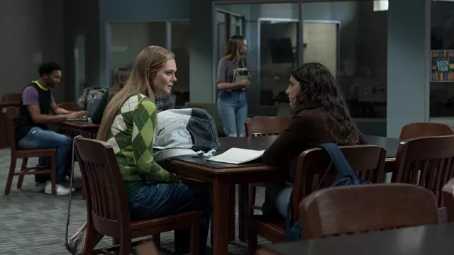 Pull vert Argyle porté par Michelle Carter (Elle Fanning) vu dans la garde-robe de l’émission de télévision The Girl From Plainville (S01E03)