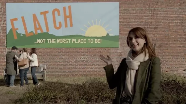 Chaqueta Blazer Green Tweed Coat usada por Cheryl Peterson (Aya Cash) en el programa de televisión Welcome to Flatch (Temporada 1 Episodio 6)