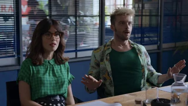 La blouse verte à carreaux portée par Alice (Claudia Gusmano) dans la
