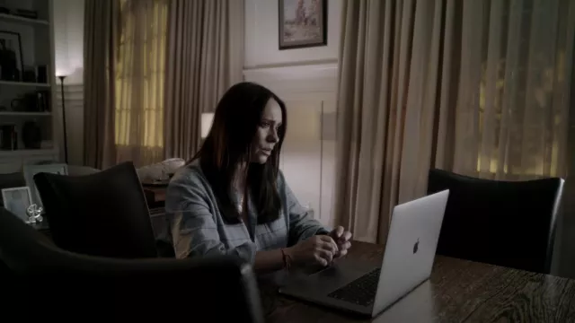 Veste à carreaux portée par Maddie Kendall (Jennifer Love Hewitt) vue dans le 9-1-1 (S05E12)