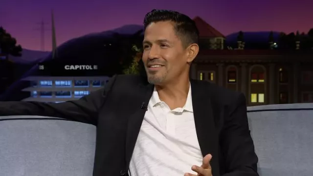 Polo blanco usado por Jay Hernández como se ve en The Late Late Show con James Corden