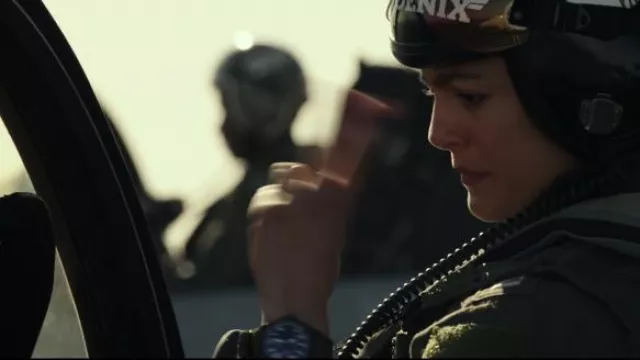 Montre à cadran bleu portée par Phoenix (Monica Barbaro) comme on le voit dans les tenues de film Top Gun: Maverick
