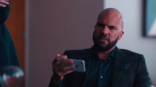 Plaid Blazer Jacket porté par Cameron Lautner (O. T. Fagbenle) comme on le voit dans les tenues de la série télévisée WeCrashed (saison 1 épisode 5)