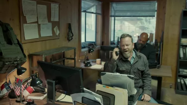 Veste brune portée par Rusty (Kiefer Sutherland) comme on le voit dans les tenues de film The Contractor