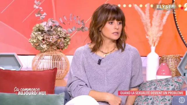 Faustine Bollaert's loose purple sweater in the show Ça commence aujourd'hui on April 5, 2022