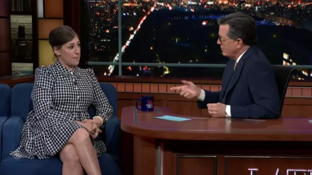 Vestido a cuadros usado por Mayim Bialik como se ve en The Late Show with Stephen Colbert el 5 de abril de 2022