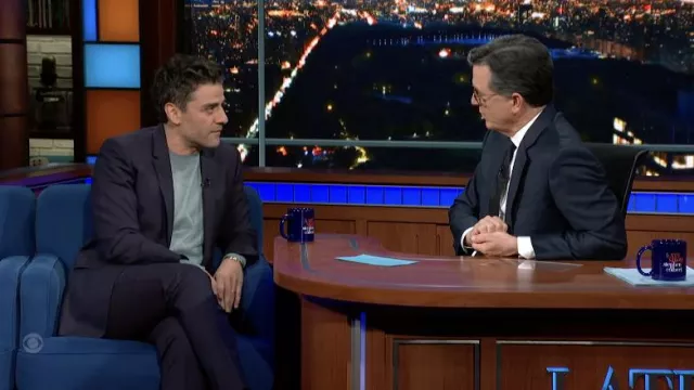 Manches longues bleu clair portées par Oscar Isaac comme on le voit dans The Late Show with Stephen Colbert le 5 avril 2022