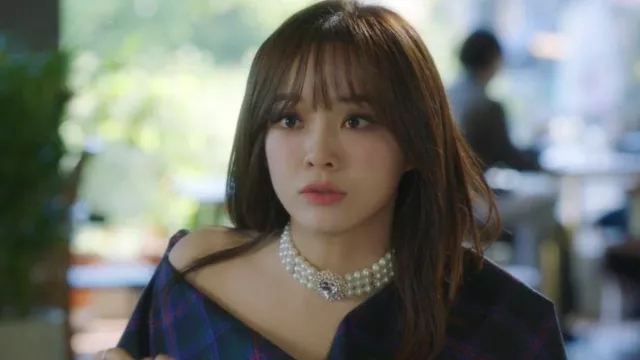 Collier de perles porté par Jin Young Seo (Seol In-ah) vu dans la série télévisée Business Proposal (Saison 1 Episode 2)
