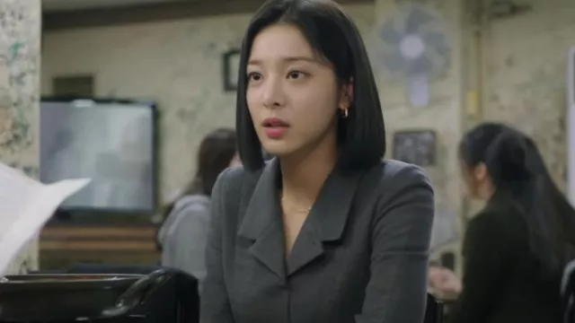 Veste grise portée par Jin Young Seo (Seol In-ah) comme on le voit dans la garde-robe de la série télévisée Business Proposal (saison 1 épisode 3)